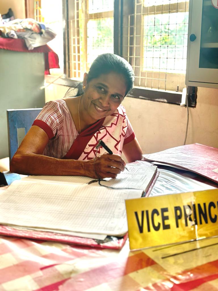 පාසලේ නියෝජ්‍ය විදුහල්පතිනි , චම්පා රණවීර මිය විශ්‍රාම දිවියට
